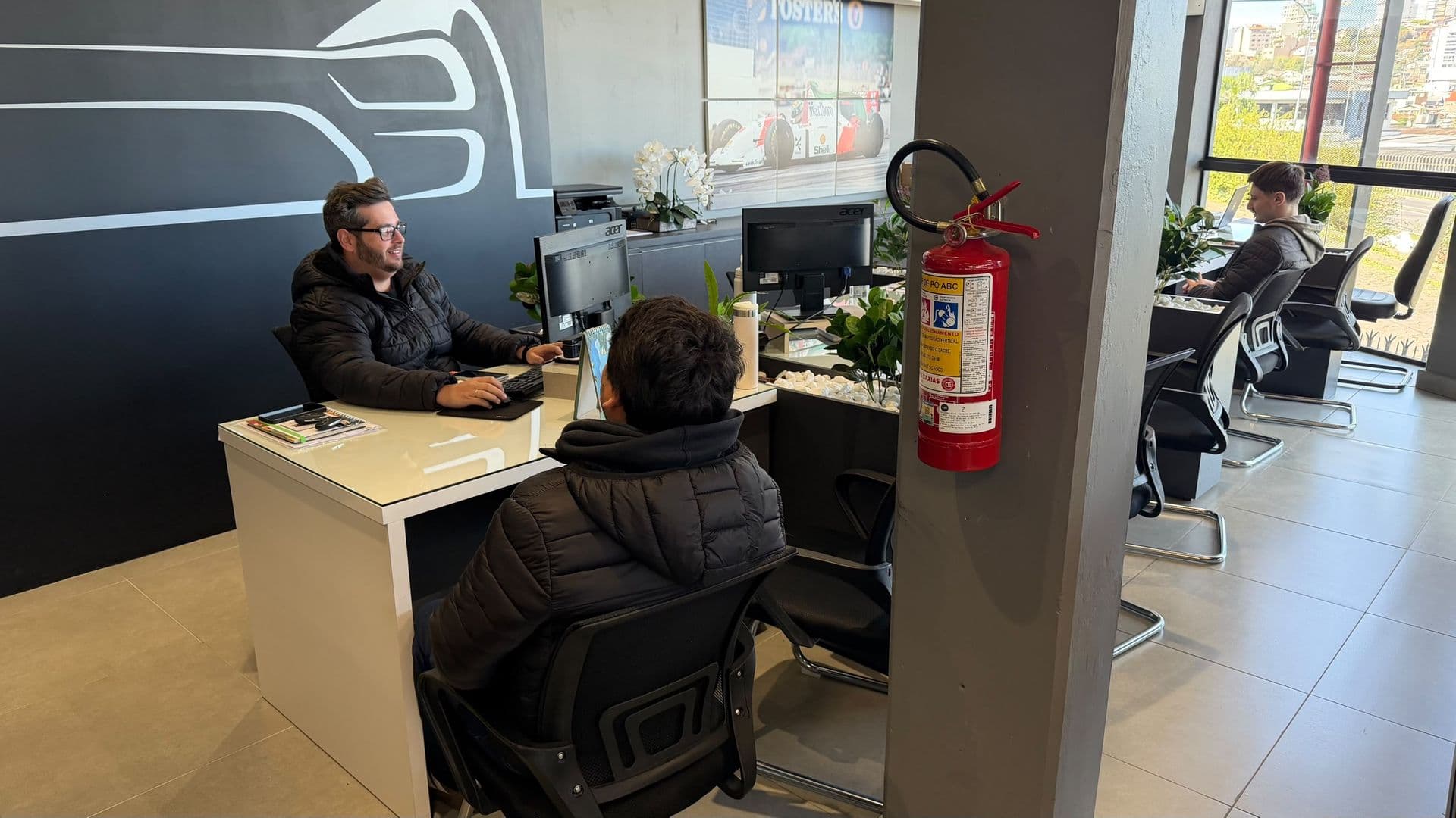 Equipe da Paulivel atendendo clientes no showroom