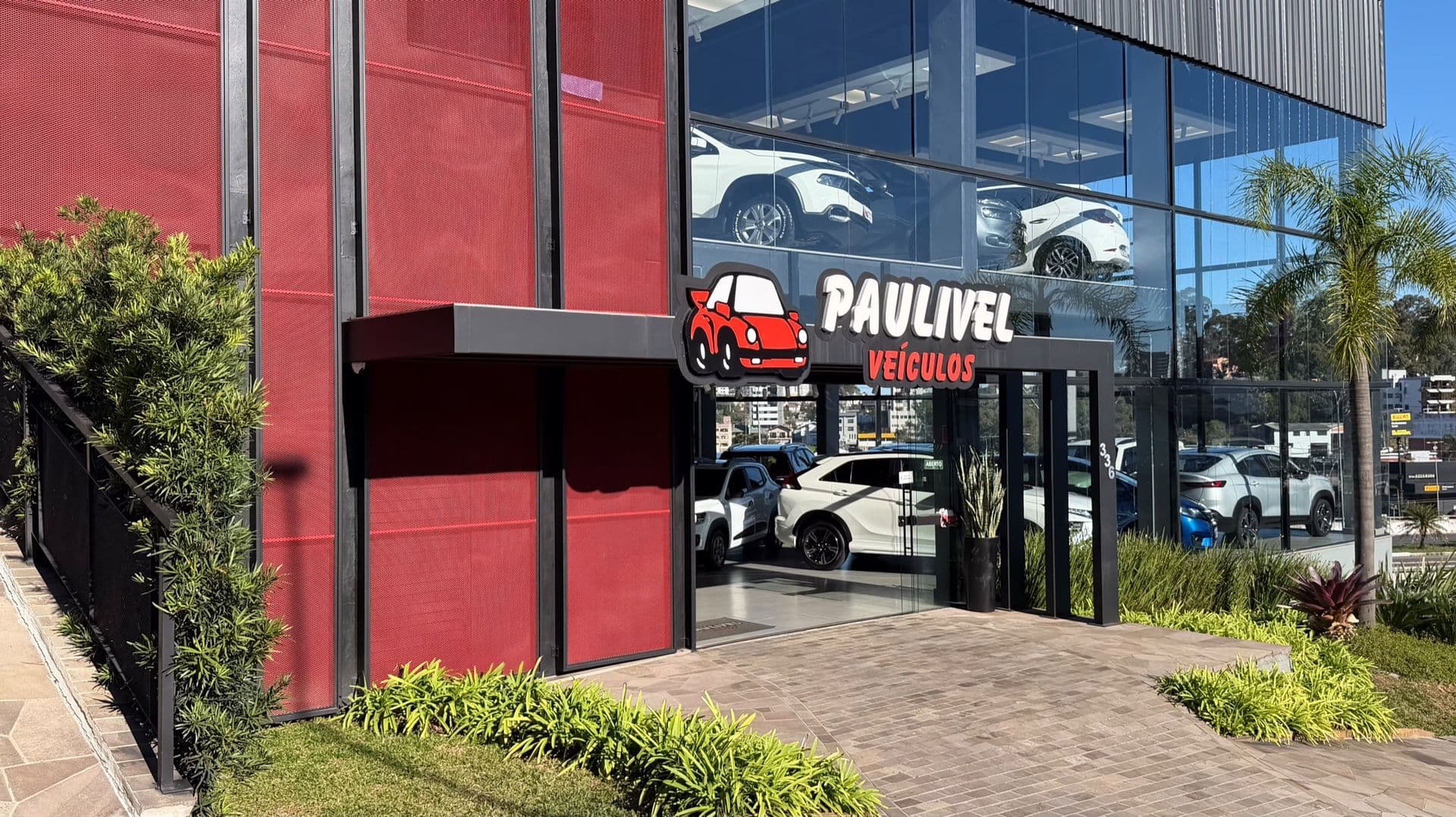 Entrada principal da Paulivel com o letreiro sobre a porta de vidro