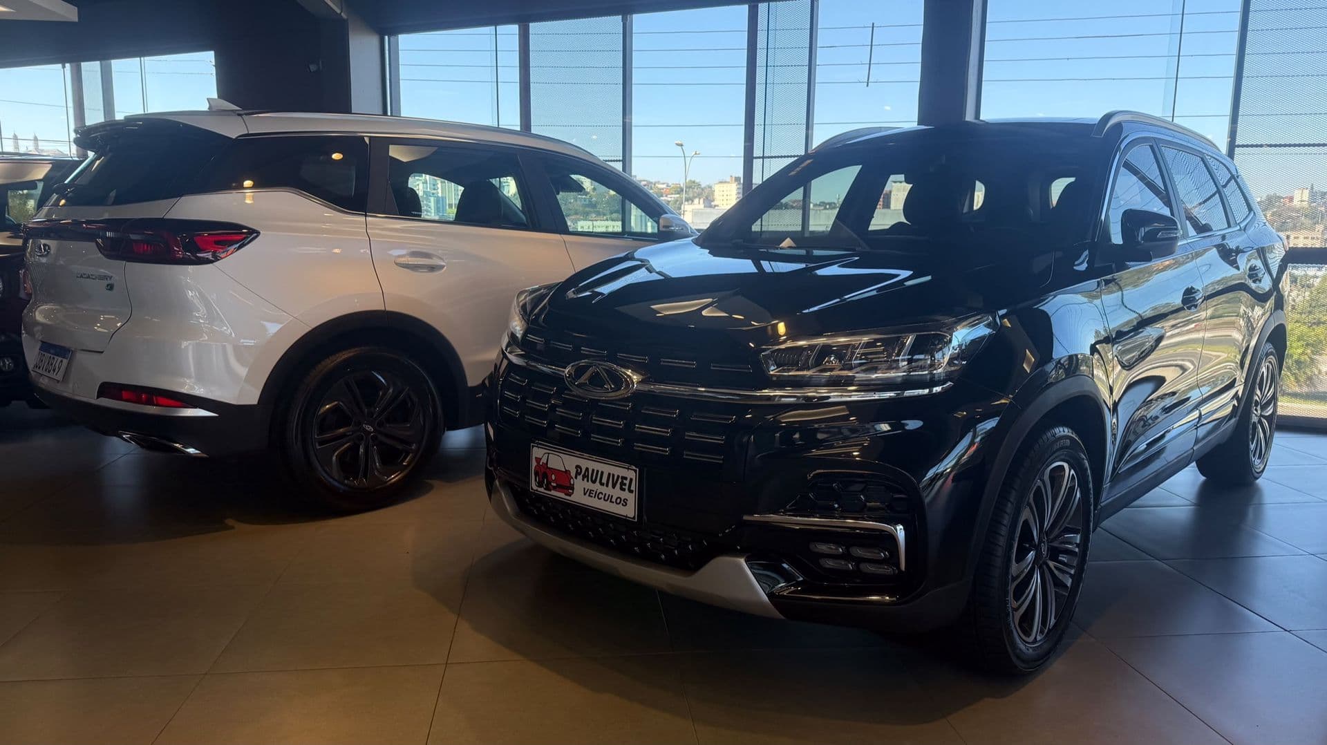 SUVs seminovos expostos no showroom da Paulivel